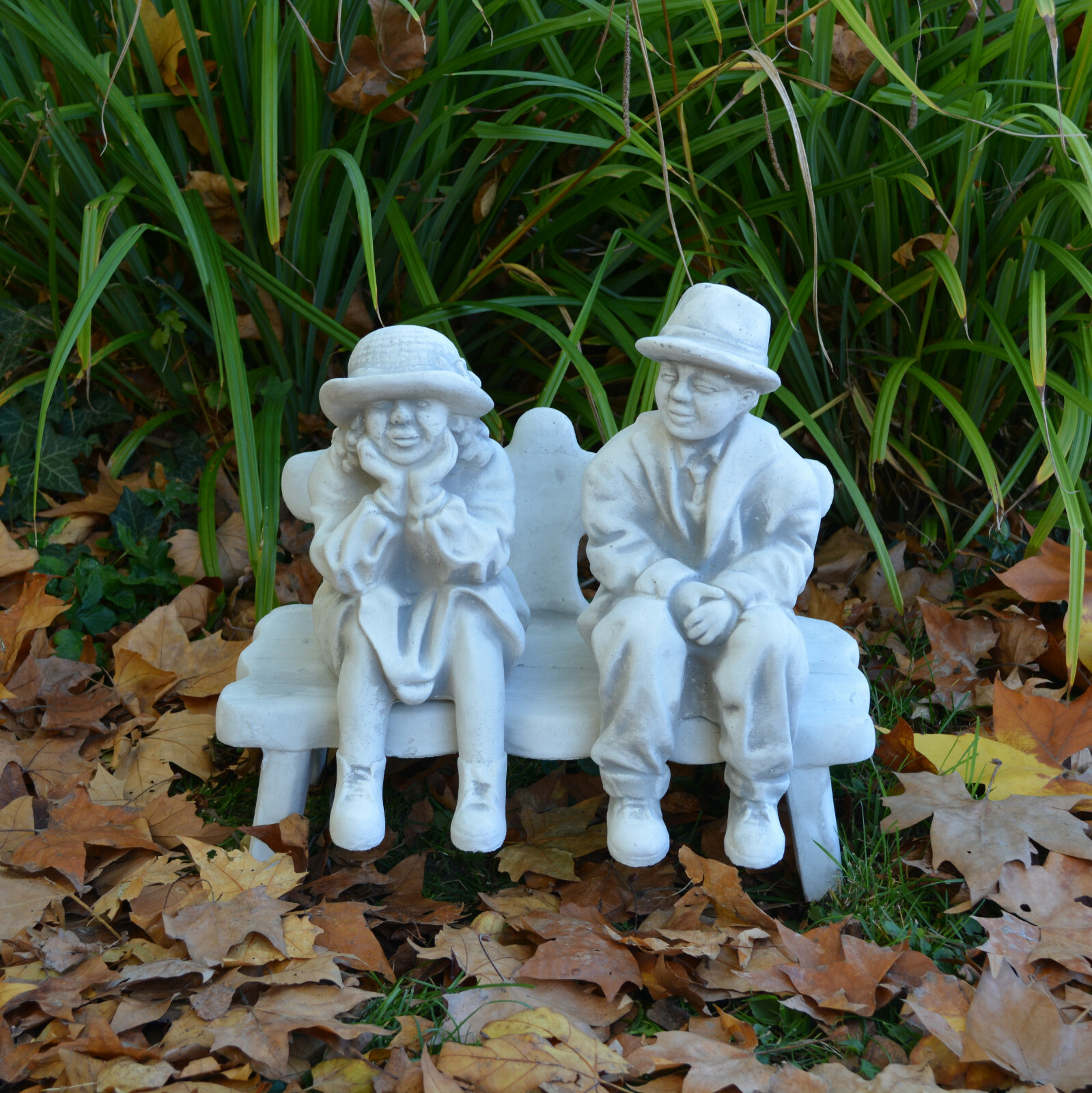 Man and woman on bench stone figure 43 cm 24 kg grey white concrete frost-proof