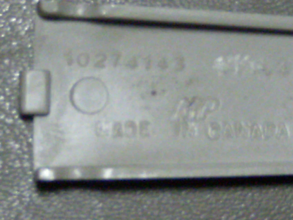 99-03 Pontiac Montana cúpula traseira cortesia parafusos de montagem leve + tampa - Imagem 3 de 3