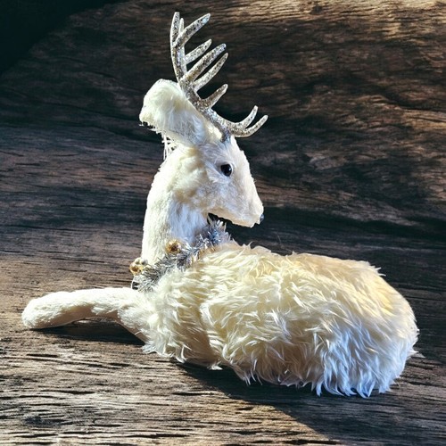 Ciervo sentado de piel blanca - astas brillantes - collar de Navidad - decoración del hogar - Imagen 3 de 6