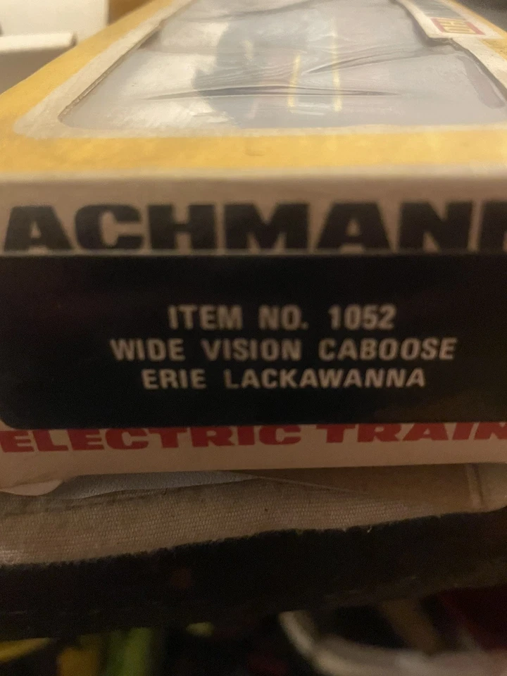 HO Scale Bachmann Lot of 4 cabooses Erie Lackawanna and Reading Lines - Image 2 of 4