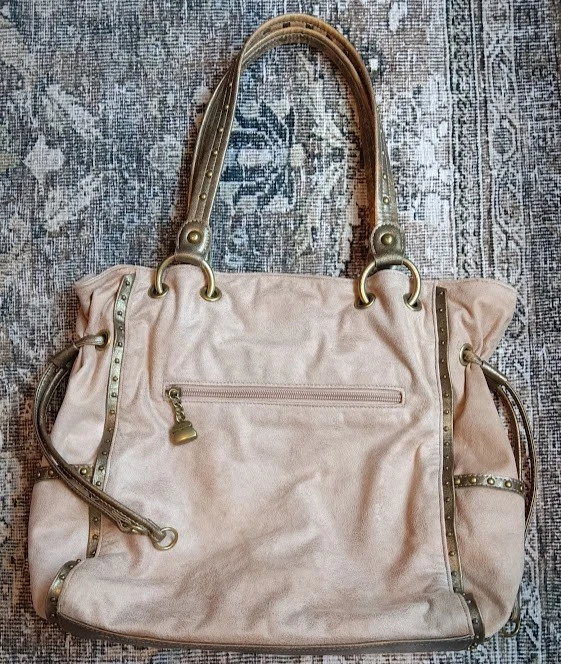 Cartera Kathy Van Zeeland Beige Tostado Imitación Gamuza Oro Y2k Metálico Tachonado Estrás Foto 2 de 4