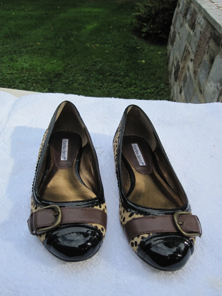   Charles David Ballet Pisos-Patente Negro, Guepardo Pony, Cuero Marrón/Hebilla-7M Foto 4 de 4