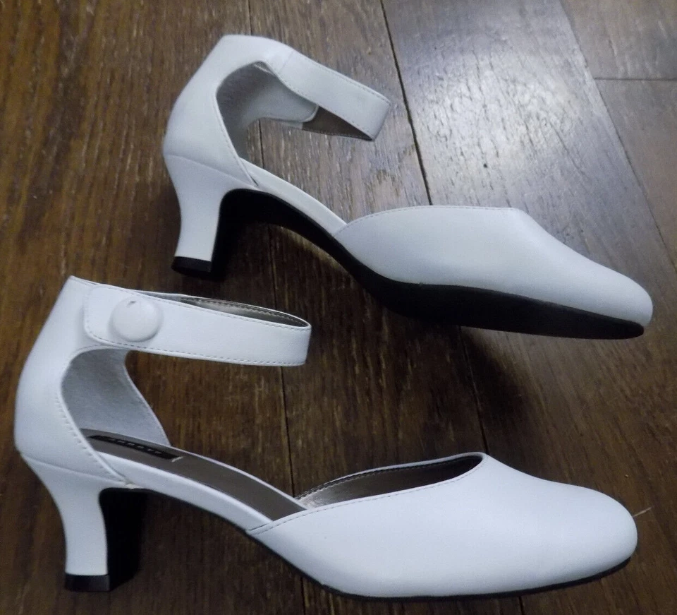 Array Feminino Charlie Tira de Tornozelo Branca Sólida Couro Bombas Salto Baixo 2" Excelente Estado Usado Tamanho 9 - Imagem 4 de 4