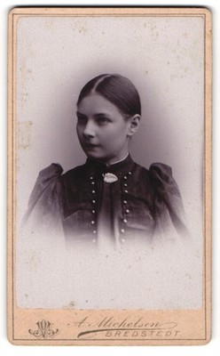 Fotografie A. Michelsen, Bredstedt, hübsches junges Mädchen im edlen Kleid und  