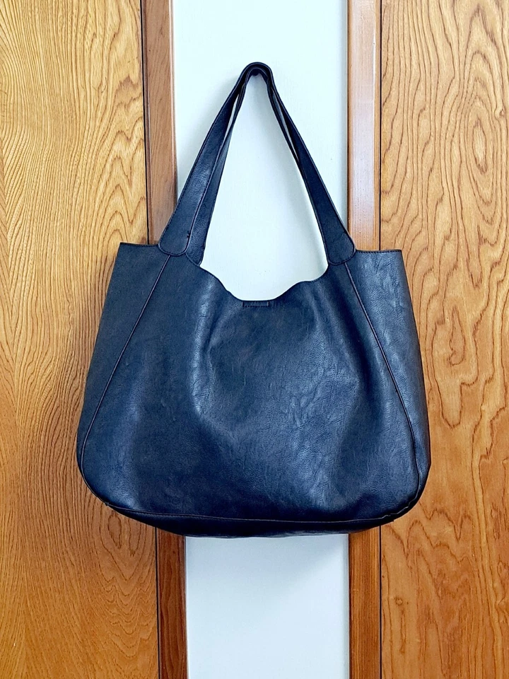 Bolso de Mano Grande Rue 21 para Pasar la Noche Negro Imitación Cuero Cordones Frontales 18" X 13" Foto 2 de 4