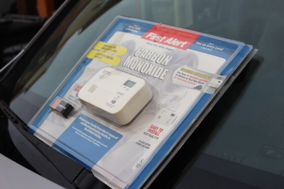 FIRST ALERT CARBON MONOXIDE ALARM ~ MODEL FCD4 BRAND NEW FACTORY SEALED - Image 3 of 4