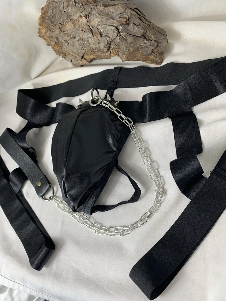 Pochette posante homme en simili cuir avec clou et cerceau en métal et laisse amovible ! - Photo 2/4