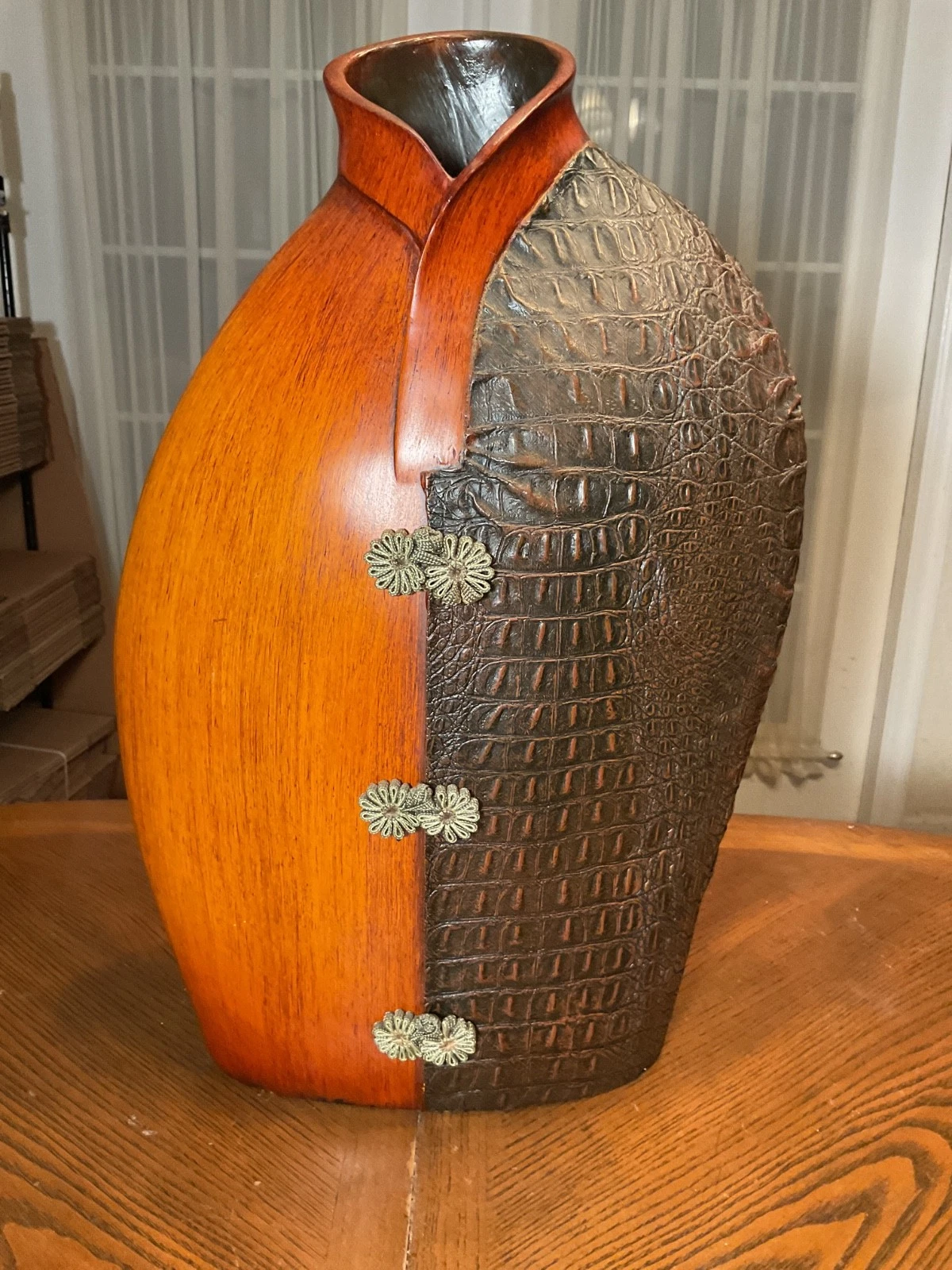 Brown polystone vase Burnished brown wood-like & crocodile skin-like texture E
