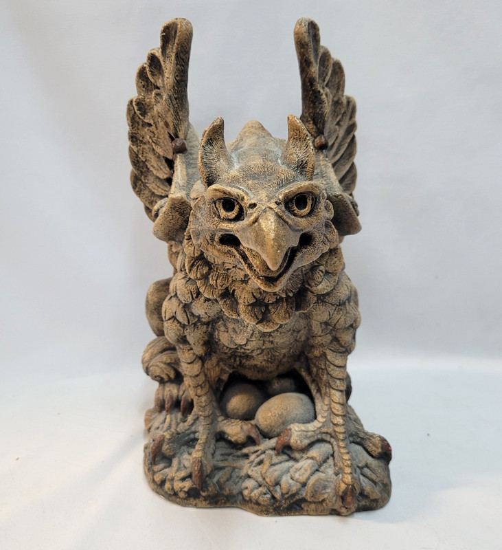 1995 Windstone Editions MOTHER GRIFFIN GARGOYLE Protecting her  Eggs