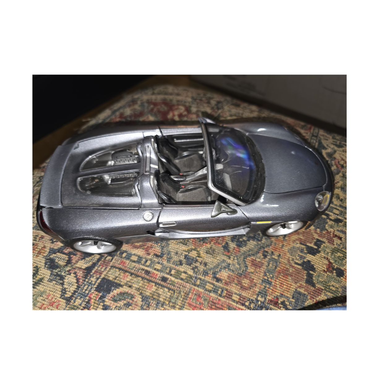 Maisto Porsche Carrera GT 1:18 Diecast Model Car Gray Diecast 17