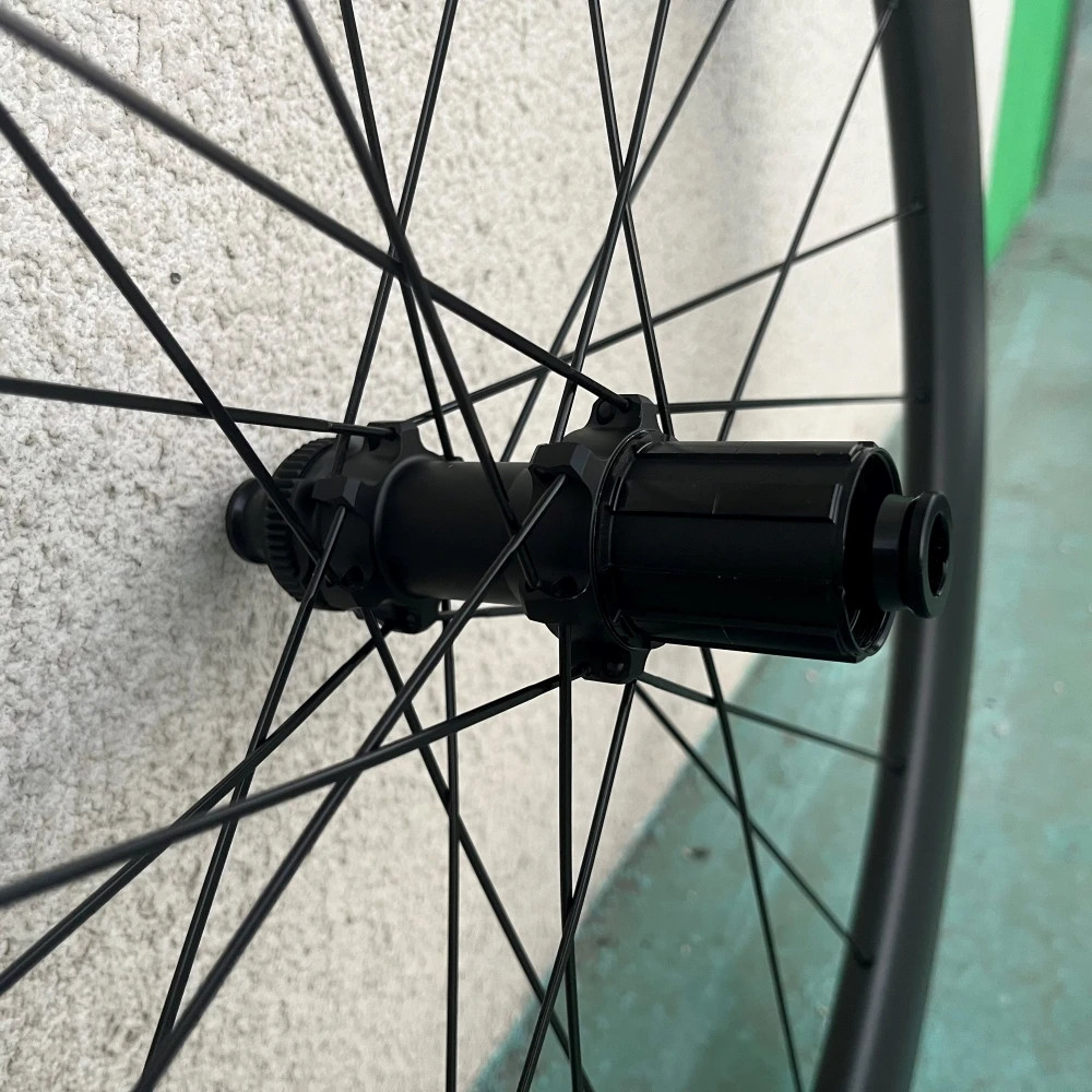 Set ruote bici da strada 700C in carbonio foto 4