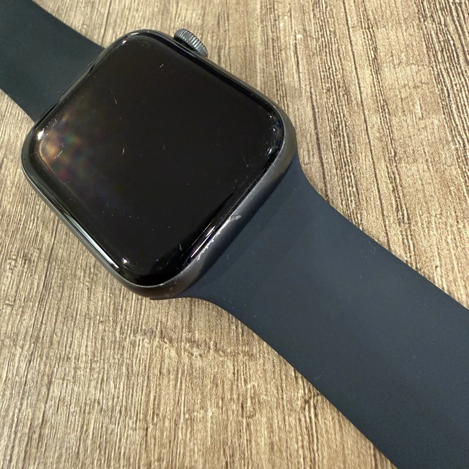 Apple Watch SE 44mm Grigio Siderale con Cinturino Nero - Immagine 4 di 4
