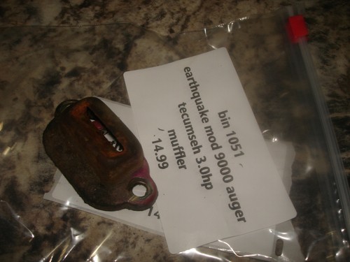 Earthquake 9000 tecumseh 3.0hp muffler  auger  part  bin 1051  - Afbeelding 1 van 2