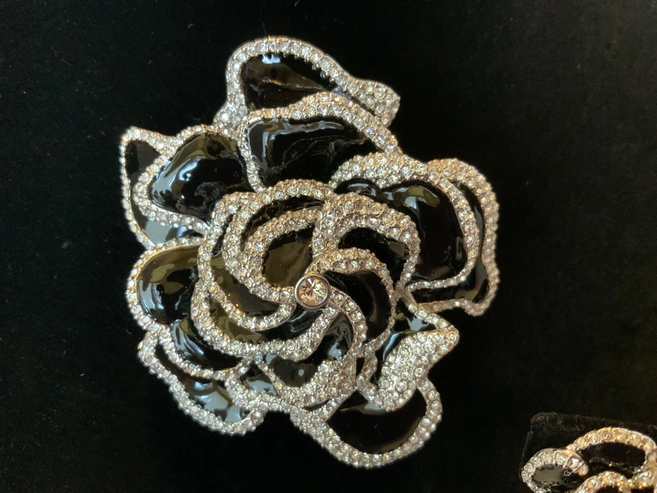 Pendientes Broche Flor Gardenia Rosa Cristal Esmalte Negro Joan Rivers De Colección Foto 2 de 4