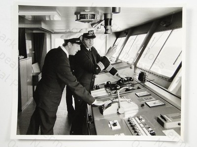 Zwei Marine Offiziere Piloten Schiff Brücke Steuerung Steuerhaus Vintage Foto um 1980