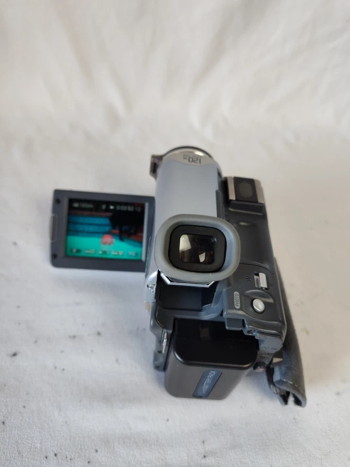 Videocámara Sony Handycam DCR-TRV22 Mini DV Nightshot nueva batería y cargador. Foto 4 de 4