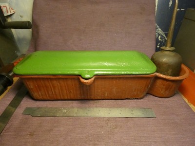 TRAKTOR GERÄT WERKZEUGKASTEN MIT ÖLDOSE STECHEN ORIGINAL VINTAGE MANCAVE