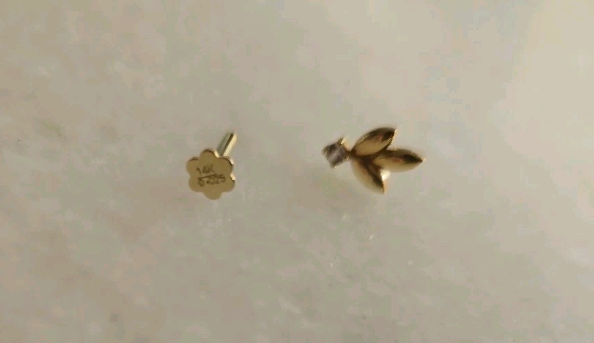 14K Solid Gold 3 Leaf Labret Stud Internally Thre… - image 4