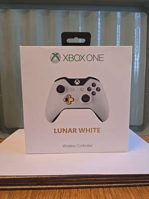 SPECIAL EDITION LUNAR WHITE XBOX ONE CONTROLLER UK