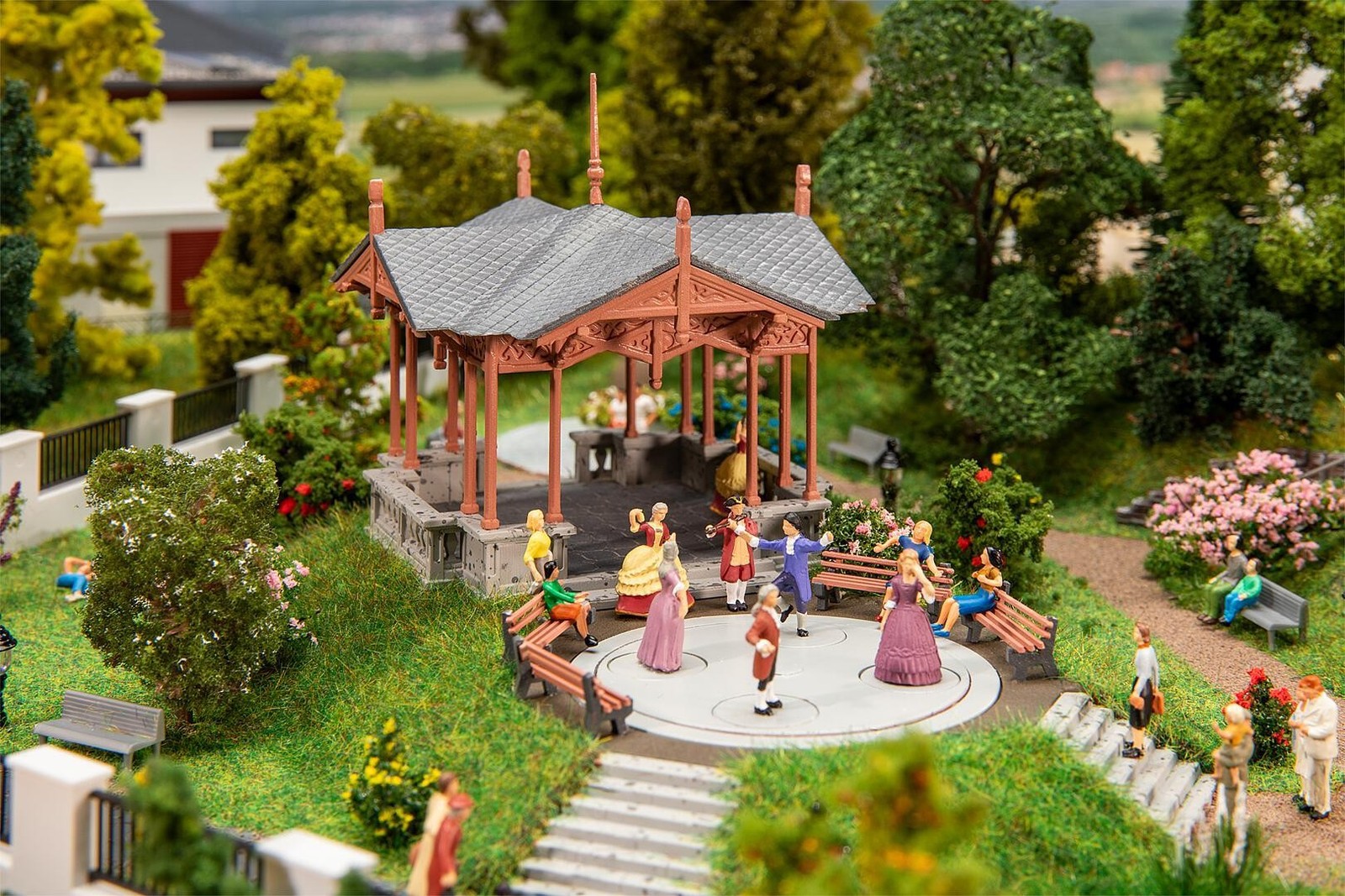 Kiosque à musique miniature Faller 130655 d'une grande finesse architecturale