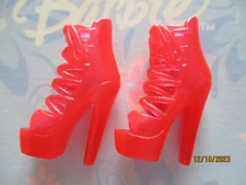 POUPEE BARBIE / PAIRE DE CHAUSSURES : BOTTES, ESCARPINS ....... (1685)