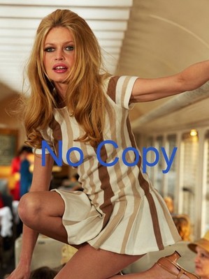 BRIGITTE BARDOT IN AKROBATISCHER POSITION UM 1970 ........ FOTO (18x24CM)