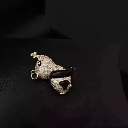 Broche prendedor con dije de panda de corte redondo de diamante simulado enchapado en oro rosa de 14 quilates Foto 4 de 4