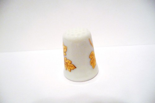THIMBLE VOHENSTRAUSS PORZELLAN W GERMANY "GOLDEN LEAVES" TCC SELECTION 4/88 - Picture 4 of 5