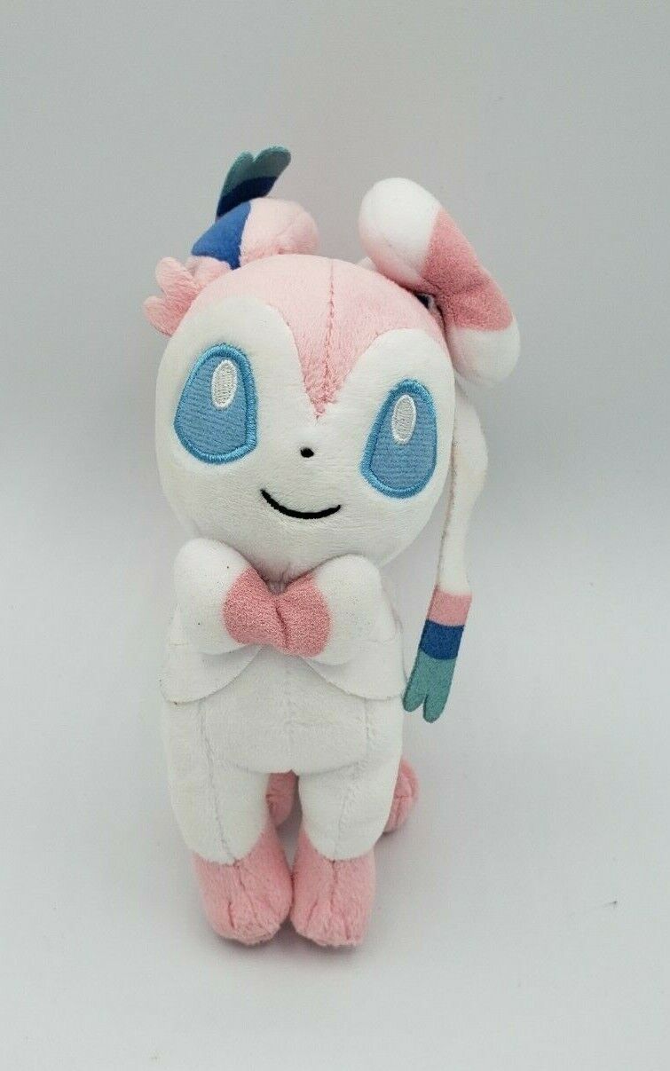 Boneco De Pelucia Sylveon Pokemon Center Pikachu Eevee Tomy