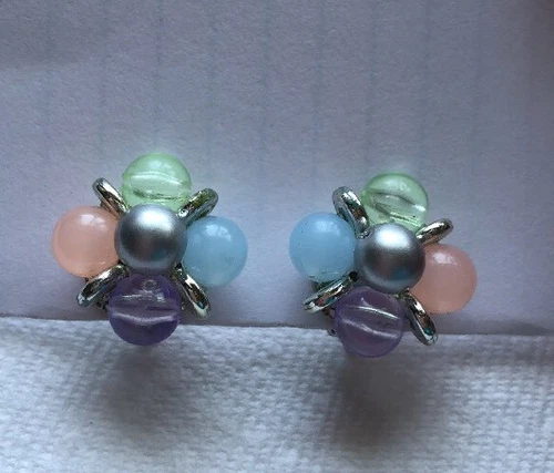 Vintage  Beaded 1" Woman's Clip On Earrings Costume Jewelry XF-57