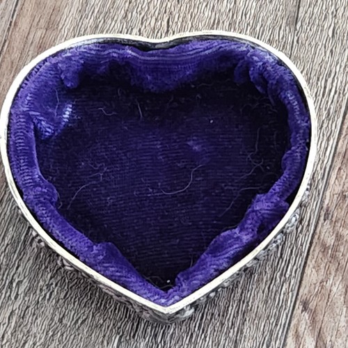 Scatola portagioie vintage filigrana tono argento metallo a forma di cuore foderata - Foto 6 di 11