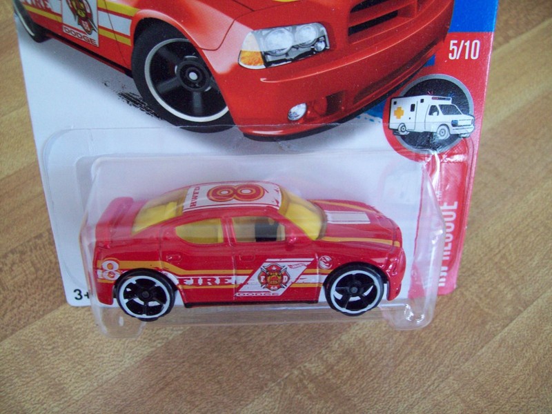 HOT WHEELS TREASURE HUNT HW RESCUE 5/10  215 /250 DODGE CHARGER SRT8 ***READ***