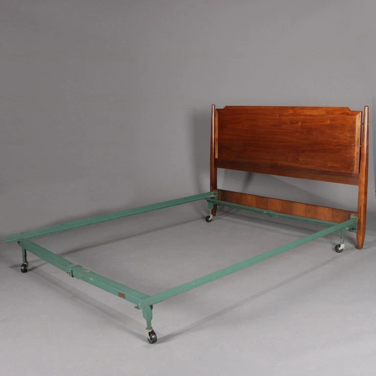 Cabecero y marco completo/doble danés moderno de nogal de mediados de siglo, mediados del siglo XX Foto 3 de 4