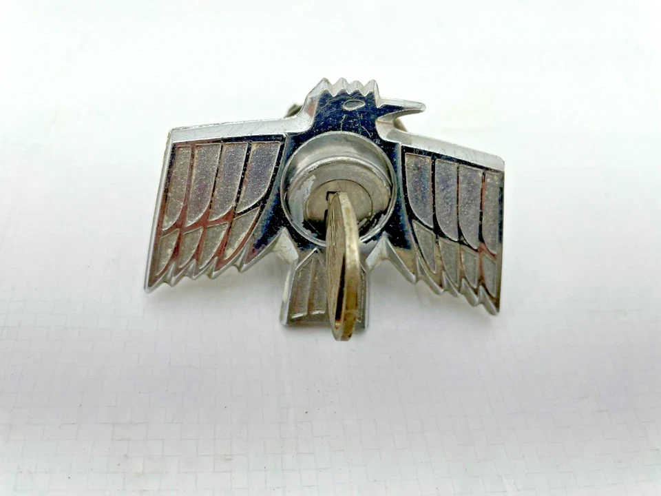 Pontiac Firebird 1969 bisel de bloqueo de maletero, soporte llave de retención transmisión automática Foto 2 de 4