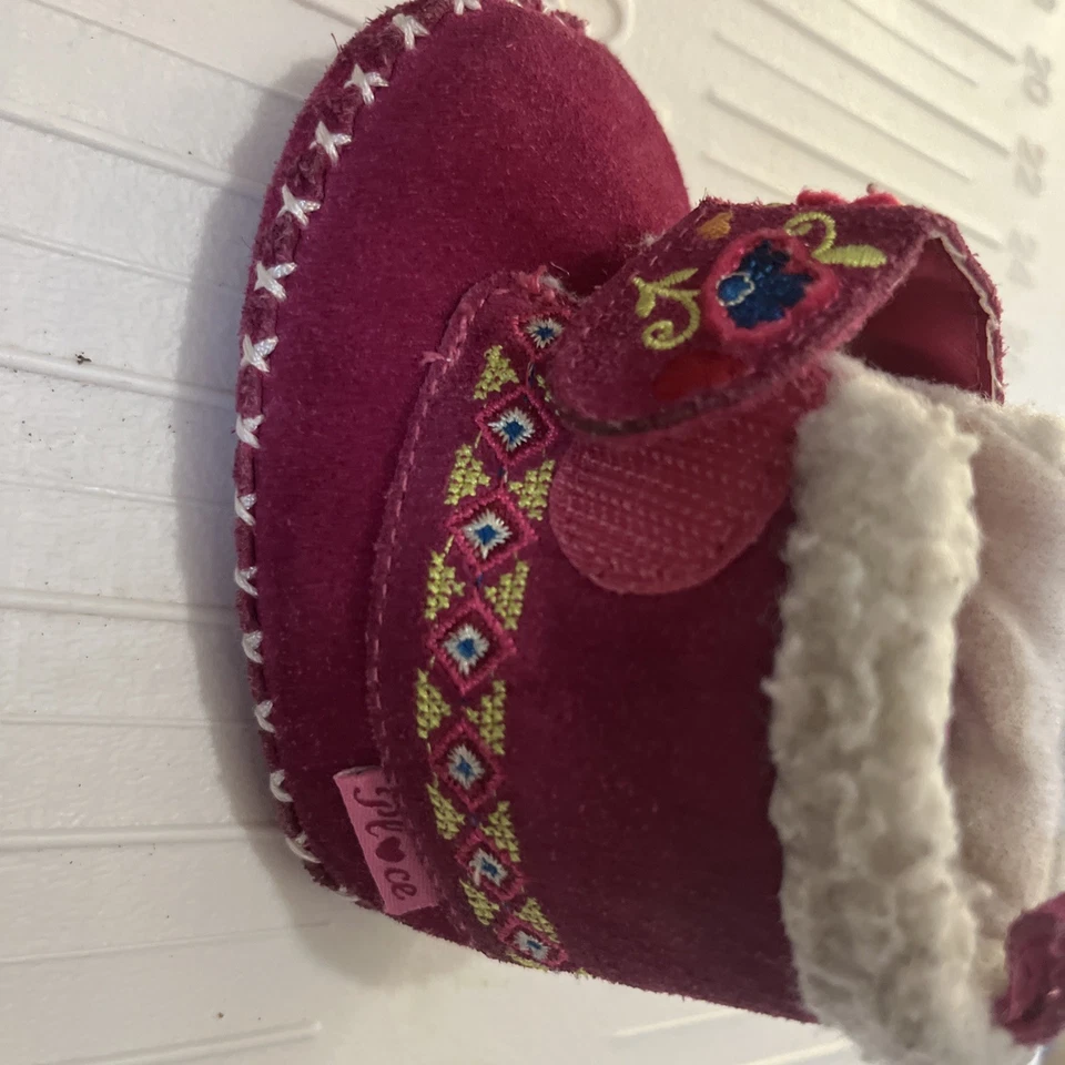 Botas The Childrens Place de gamuza de cuero sin cordones fáciles de poner 3-6 meses Foto 3 de 4