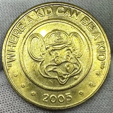 2005 CHUCK-E-CHEESE TOKEN BRASS 25mm "where a kid can be a kid" CEC arcade pizza