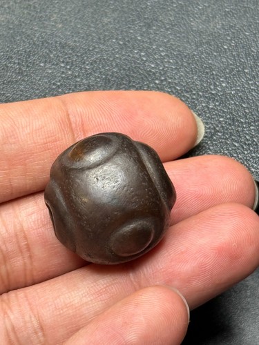 Antiguo abalorio de sello de ágata del Cercano Oriente - impresión de carneros y luna creciente - Imagen 6 de 10