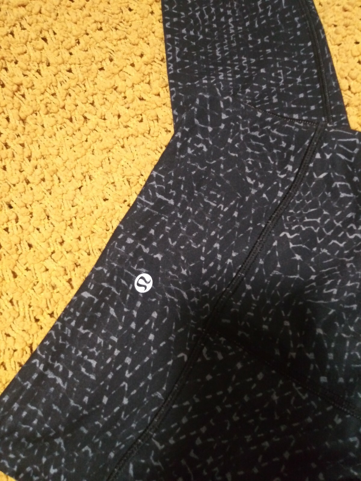 Lululemon constellation crop Patterned triangle g… - image 8