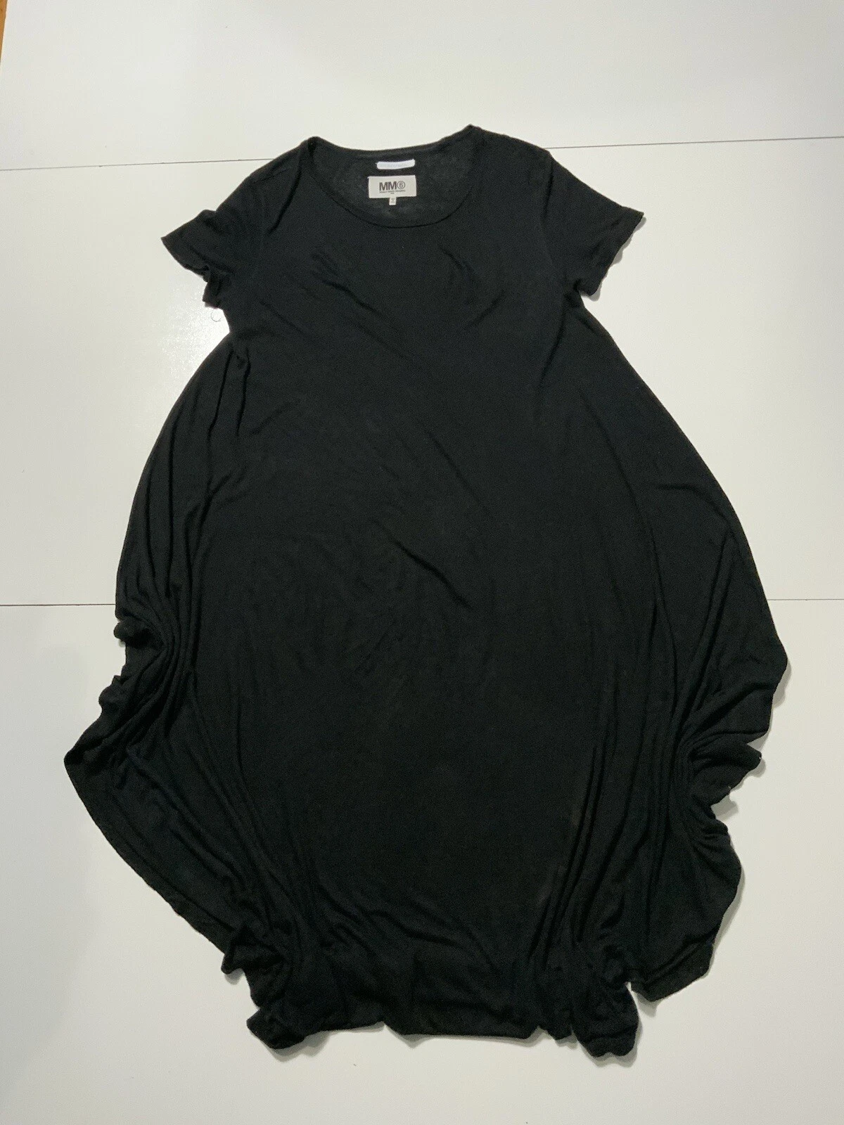 T shirt MM6 Maison Margiela Italy nera asimmetrica indossata da Tatum O'Neal