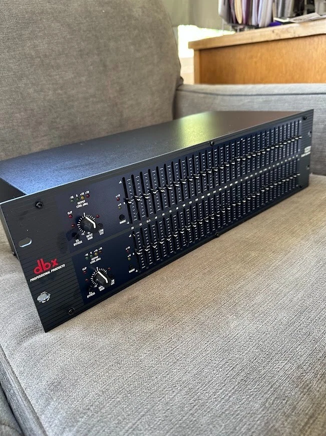dbx 1231 Dual Channel 31-Band Graphic Equalizer, rack mount, grey. - Image 3 of 4