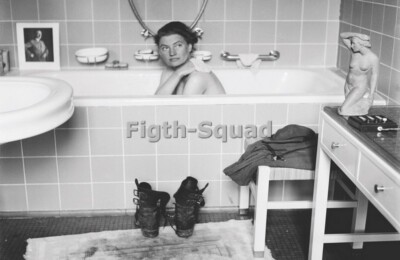 WW2 Picture Photo US reporter Lee Miller bath House German Leader 4411 8''x12''