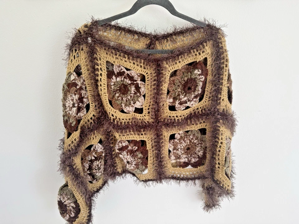 Poncho de ganchillo cuadrado hecho a mano de abuela boho marrón y tostado borde difuso abrigo acogedor Foto 2 de 4