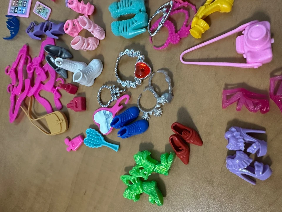 Lot of 60+ Barbie-Style Doll Accessories – Shoes, Purses, Necklaces, Hangers etc Foto 2 de 4
