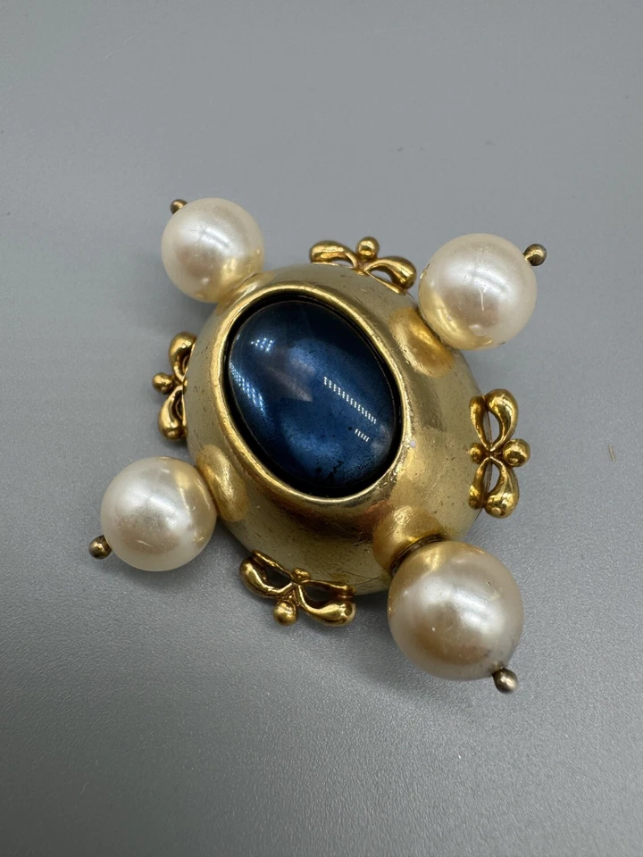 Prendedor vintage firmado por HMR Galería Nacional de Arte perla y piedra ovalada azul tono dorado Foto 2 de 4