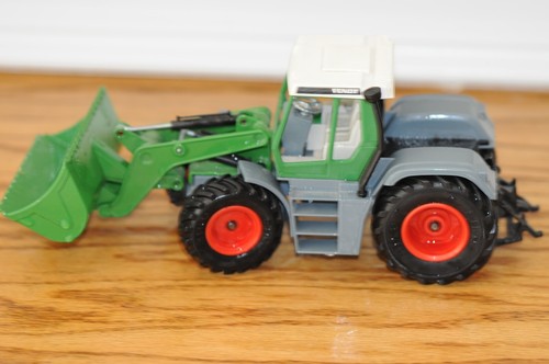 Siku 1:32 Fendt 4WD Farm Toy Tractor With Front Loader Diecast Agriculture Vehi - Picture 5 of 16