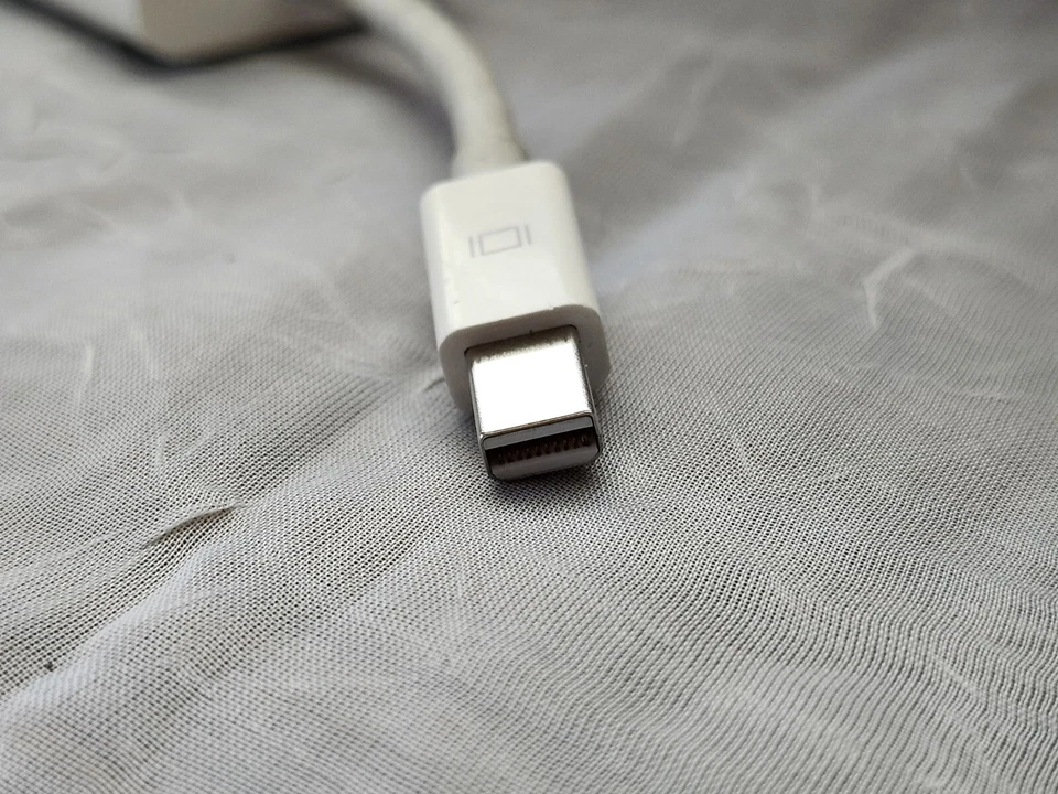 Apple OEM Original (A1307) Mini DisplayPort to VGA Adapter - White (MB572Z/B) - Image 2 of 3
