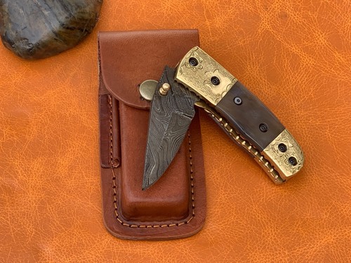 STRONG HAND FORGED DAMASCUS STEEL POCKET FOLDING KNIFE- BRASS ENGRAVED HANDLE - Picture 2 of 10