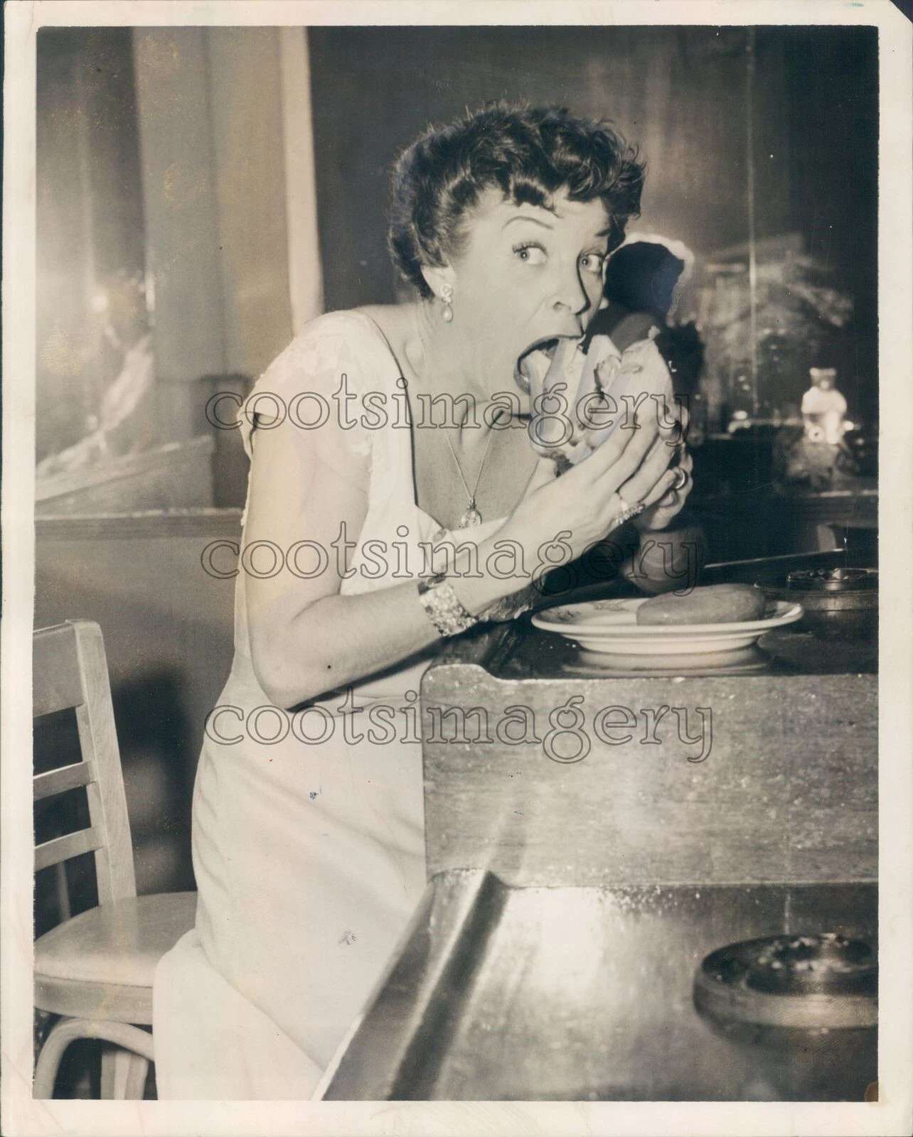 1954 Press Photo Martha Raye Eats a Big Sandwich 1950s