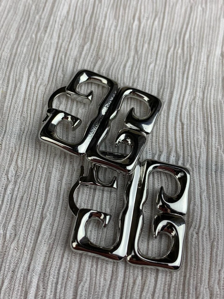 Brincos de argola de prata Givenchy - Imagem 3 de 4