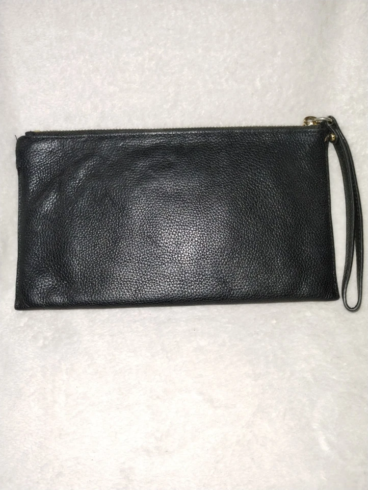 Muñequera sin asas Michael Kors grande con cremallera negra granulada Foto 2 de 4